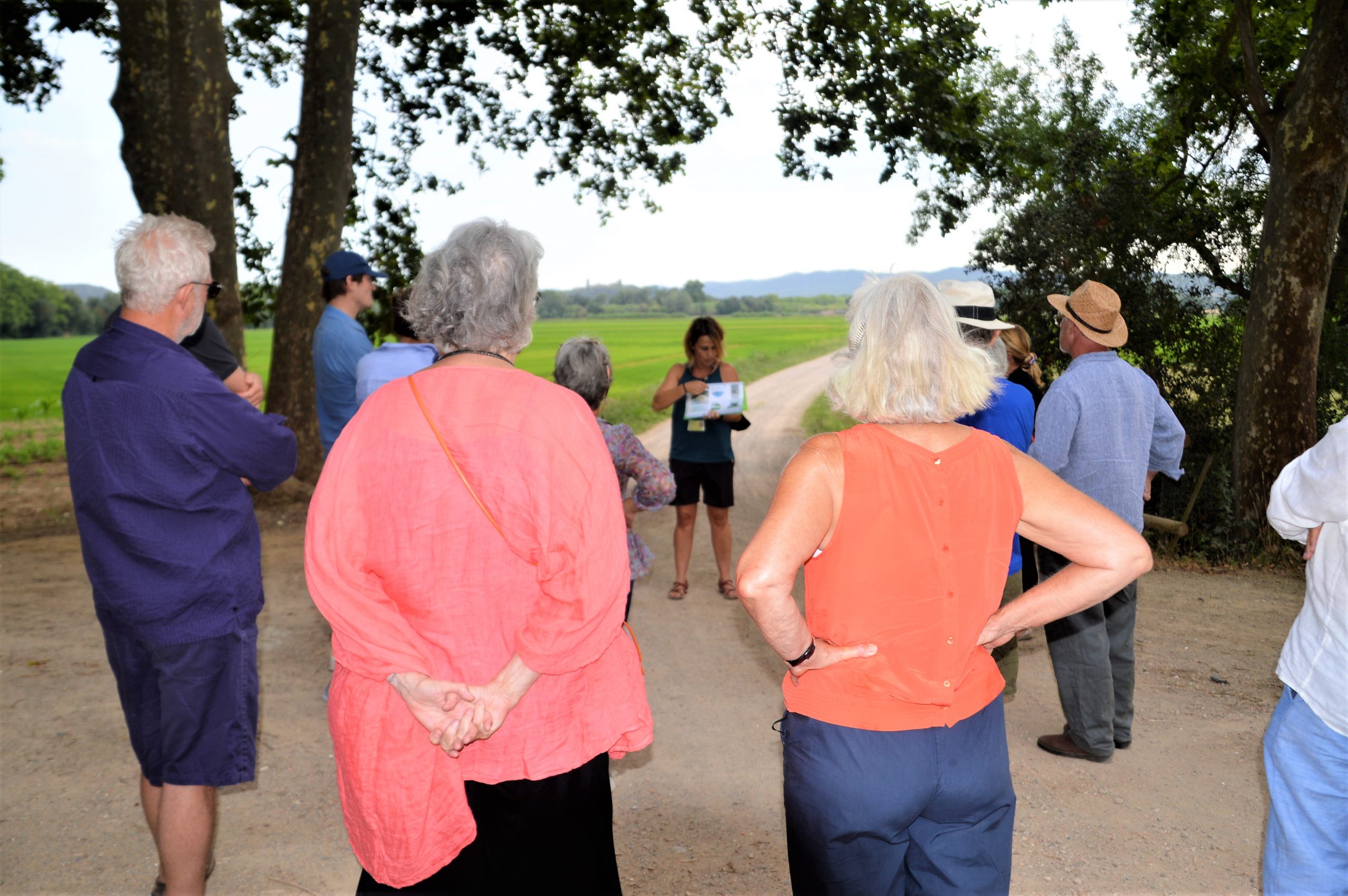 Sandra Bisbe explicant històries al voltant dels arrossars Passejada guiada pels arrossars de Pals